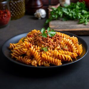 Jelo Bolognese sa mlevenim junećim mesom, paradajzom i parmezanom