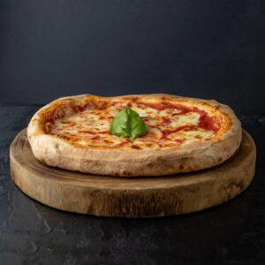 Pizza Margherita sa pelatom, mozzarellom i bosiljkom