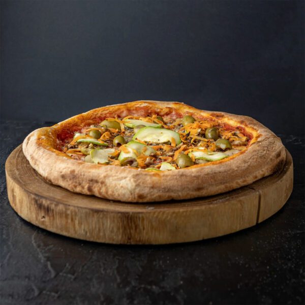 Pizza Vegeteriana sa pelatom, šampinjonima, tikvicama, maslinama, šargarepom i mozzarellom